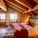 Riffelalp 2222m Ski-in & Ski-out 5* ツェルマット
